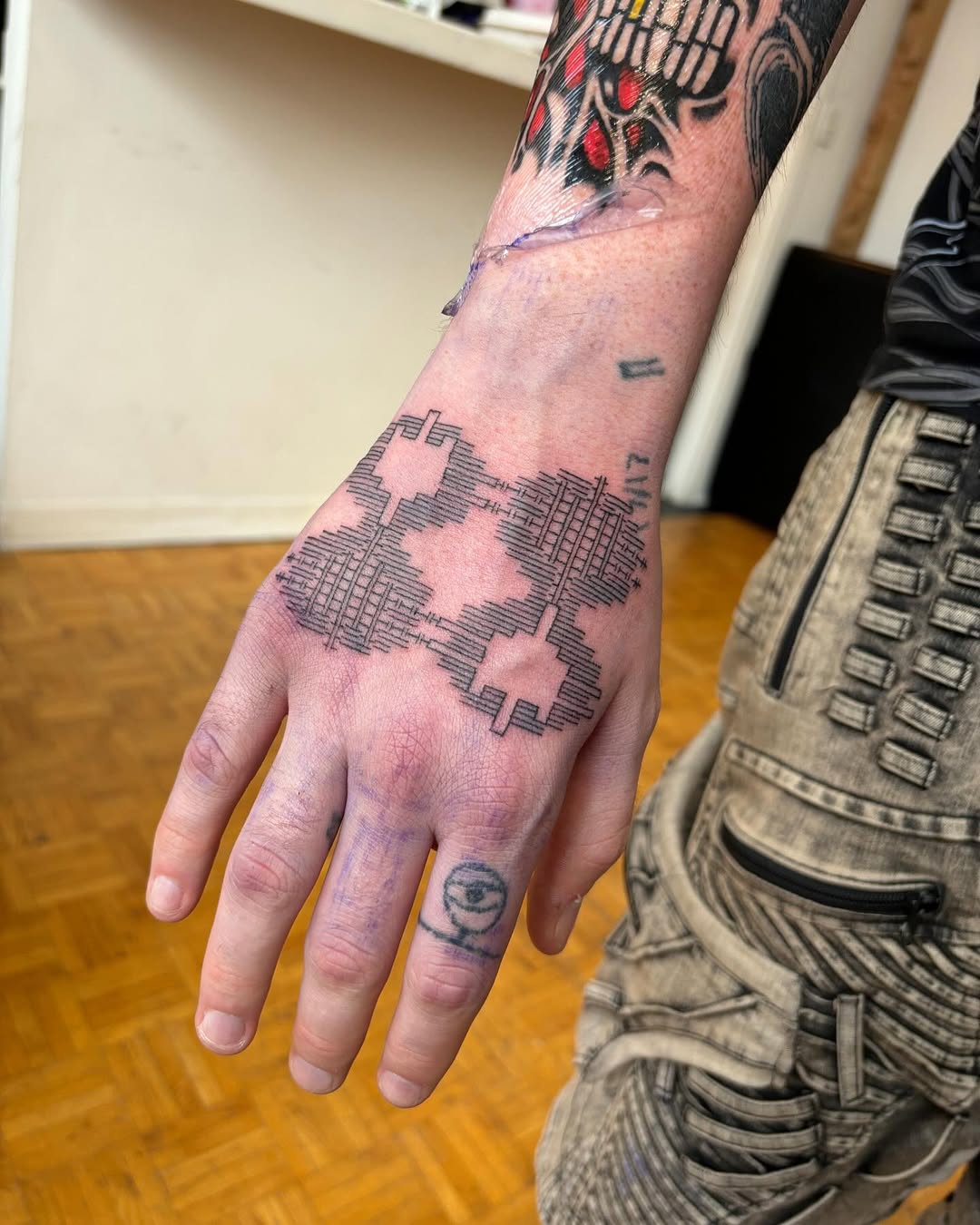 Tatouage cp437 main