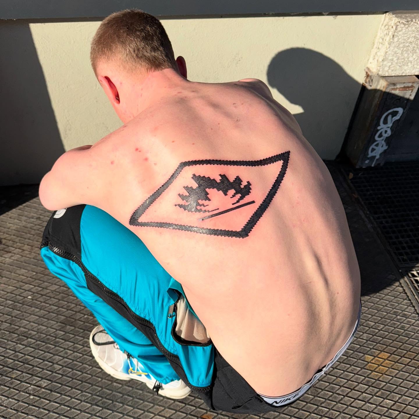Tatouage pixel dos