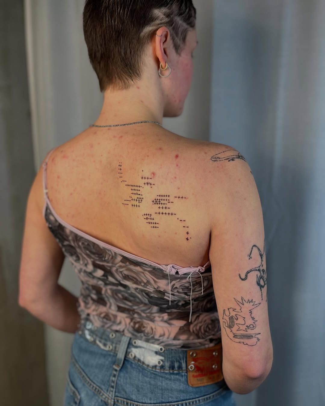 Tatouage ascii 5 dos