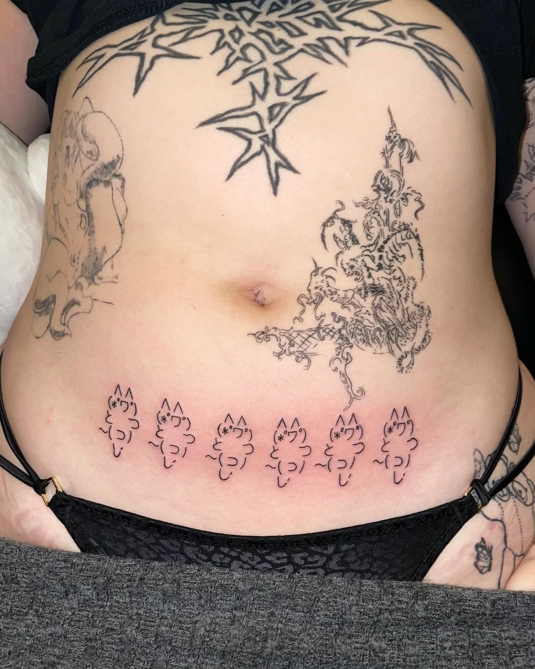 Tatouage ascii chats sur ventre