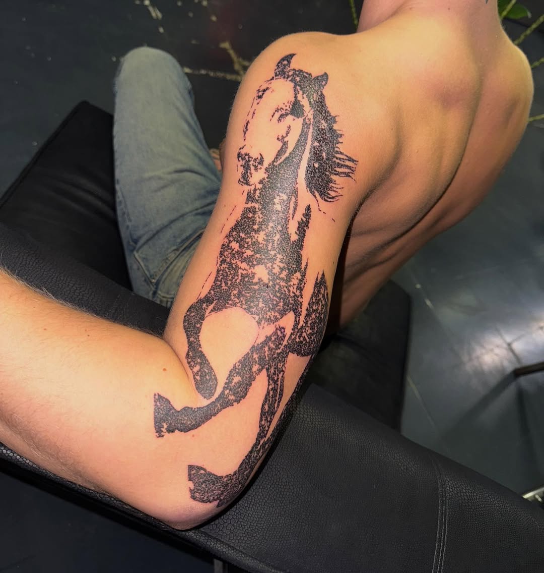 Tatouage dithering cheval dos
