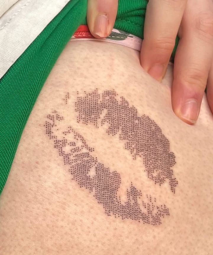 Tatouage dithering kiss fesse