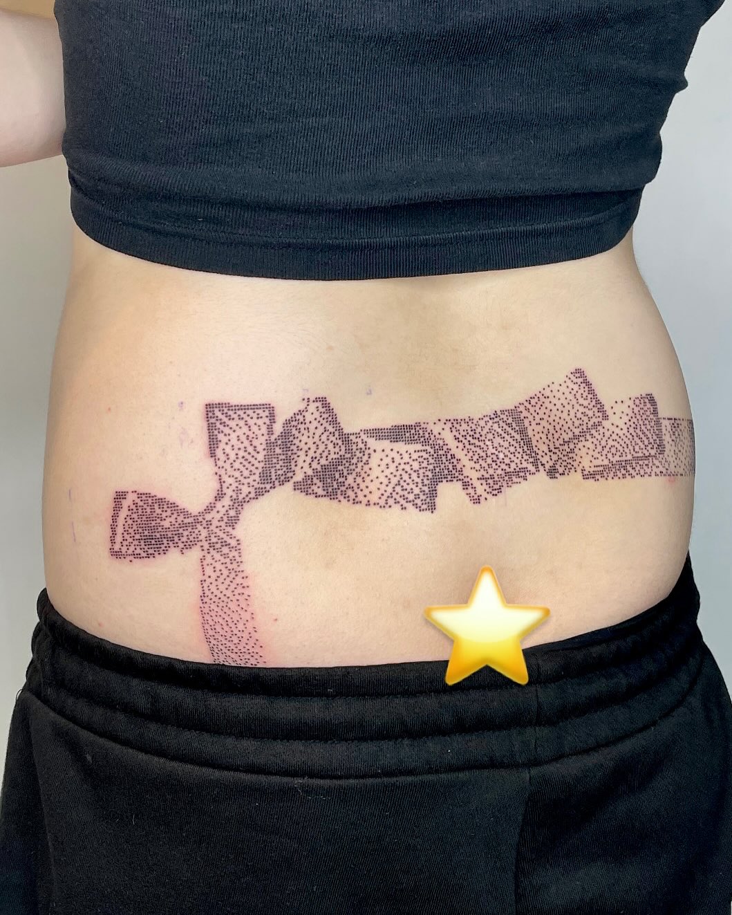 Tatouage dithering NOEUD bas du dos