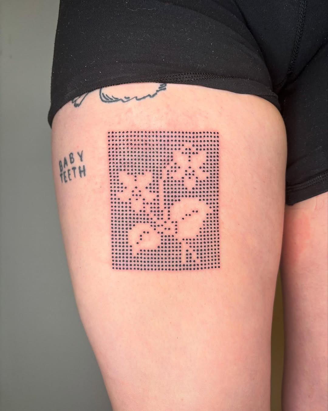 Tatouage dither rose cuisse