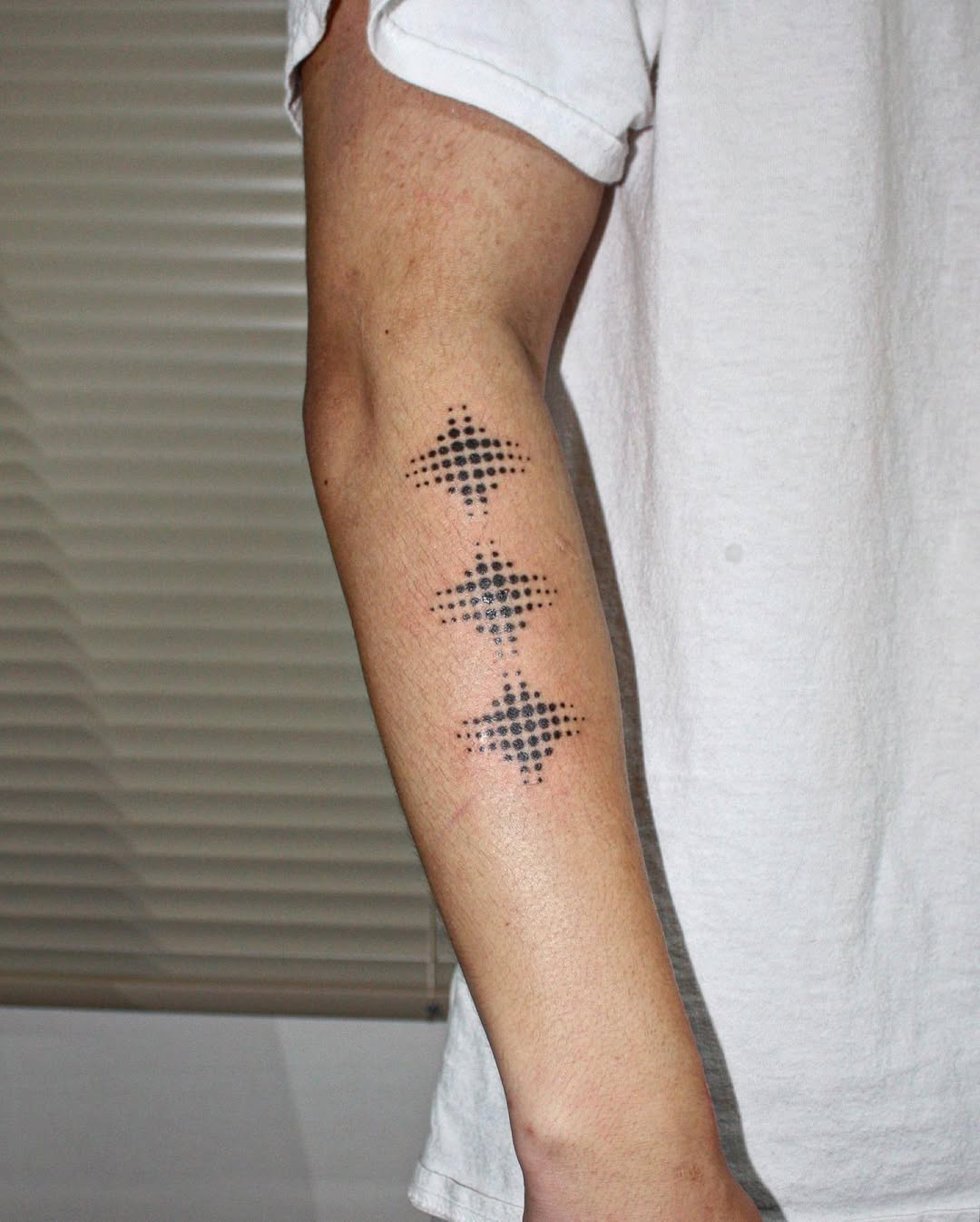 Tatouage halftone 3 signes bras g