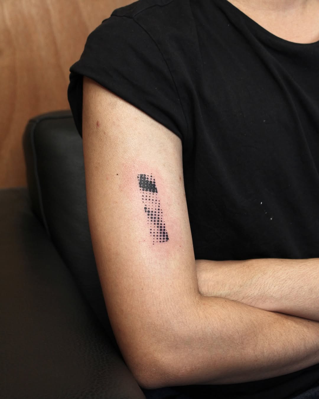 Tatouage halftone bras gauche