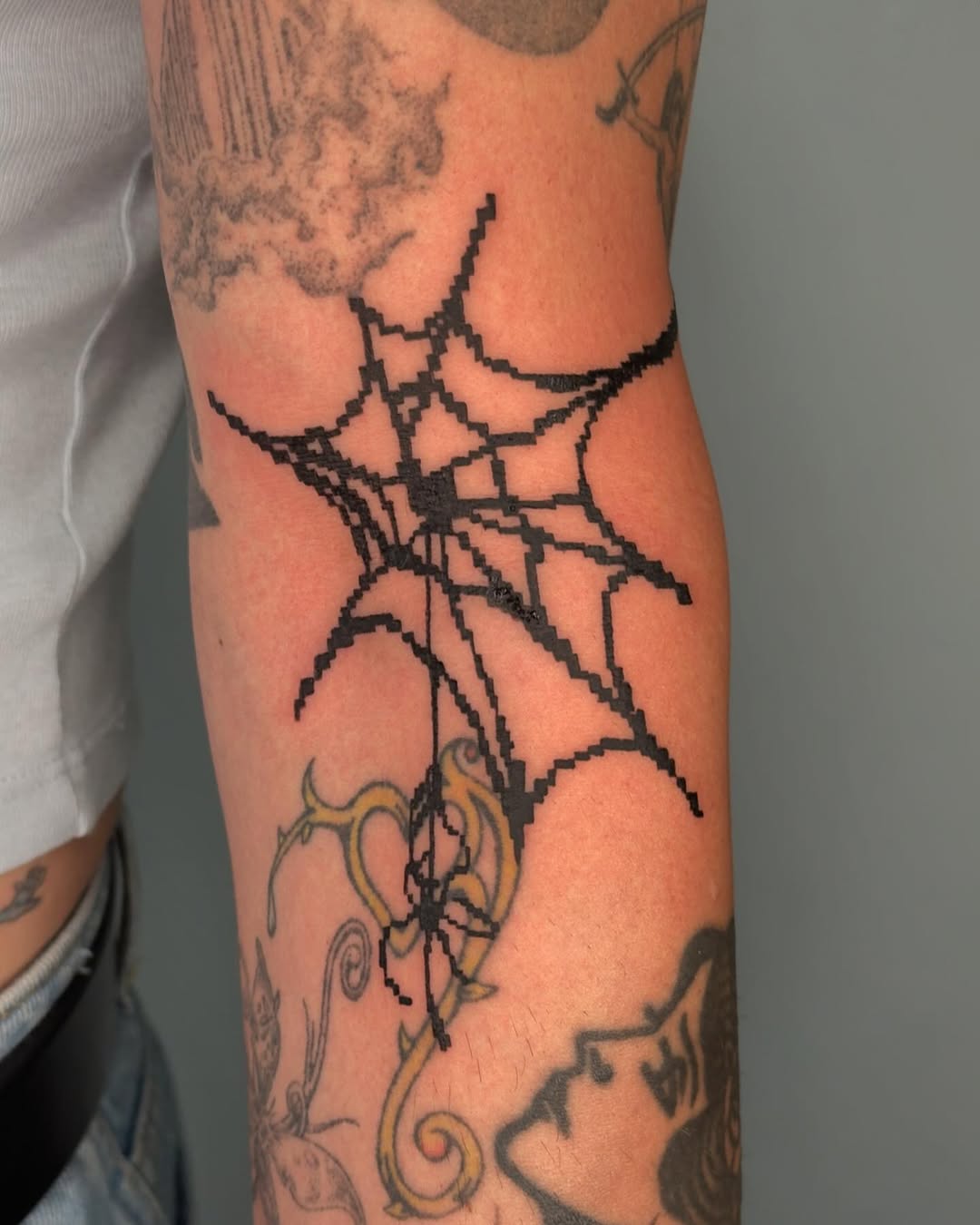 Tatouage pixel bras droit