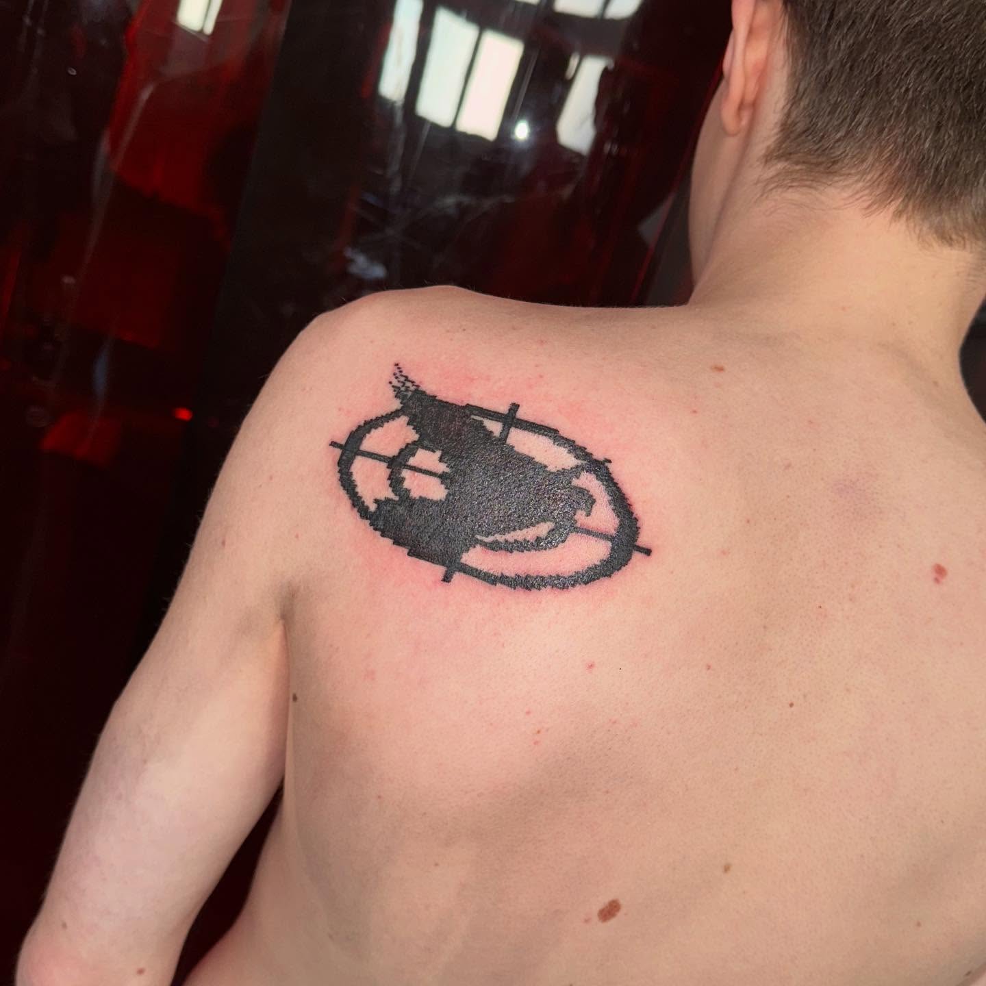 Tatouage pixel epaule gauche
