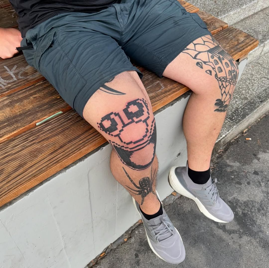 Tatouage pixel genoux gauche