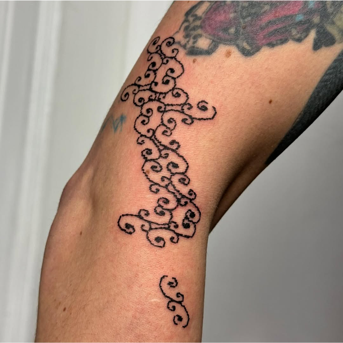 Tatouage ornement bras d