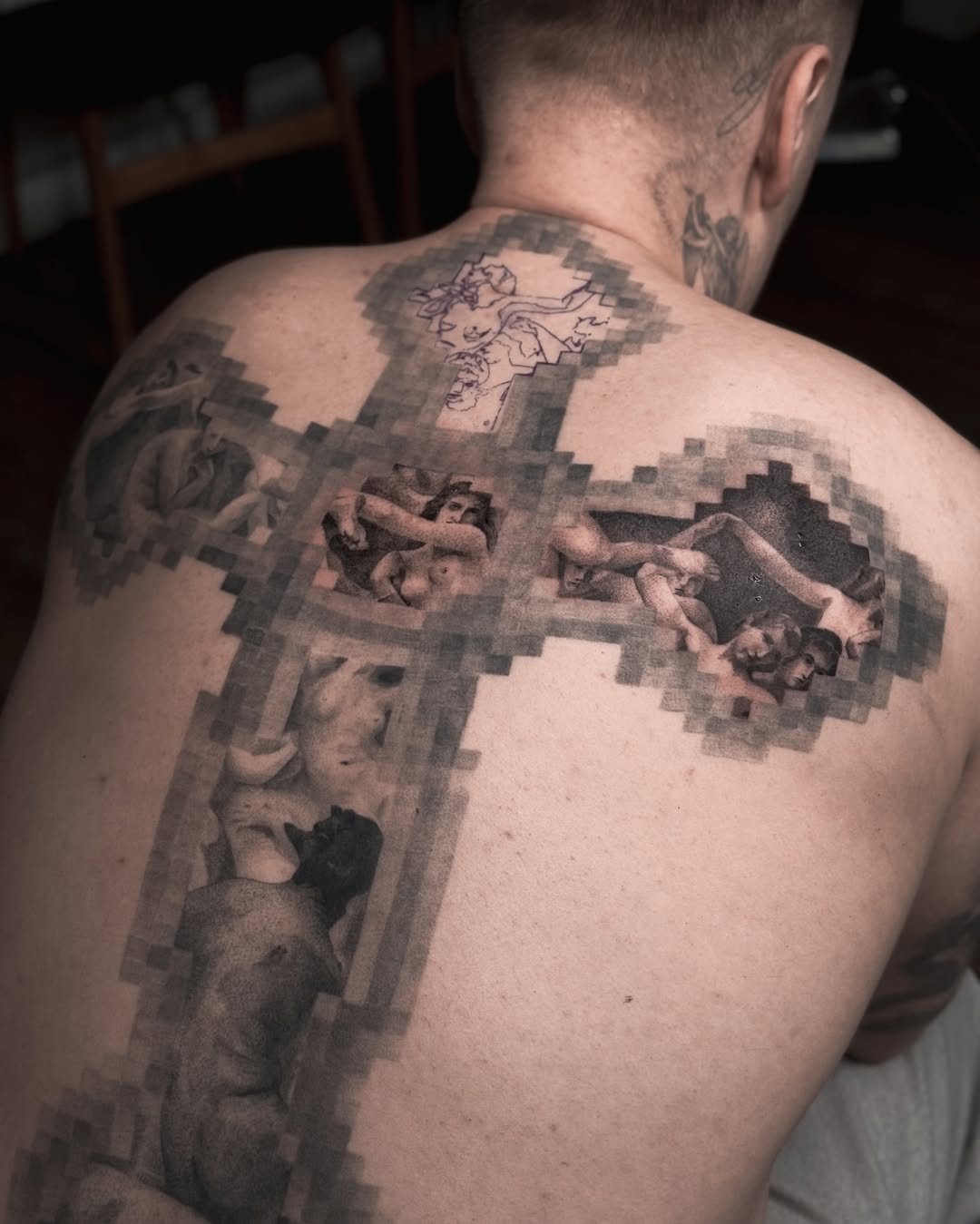 Tatouage  pixel croix dos 